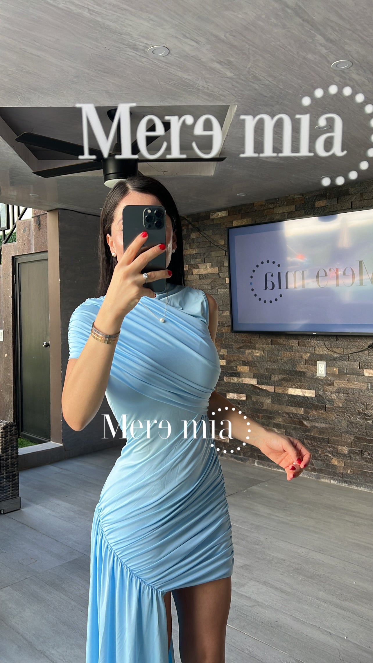 Vestido azul hombro plisado