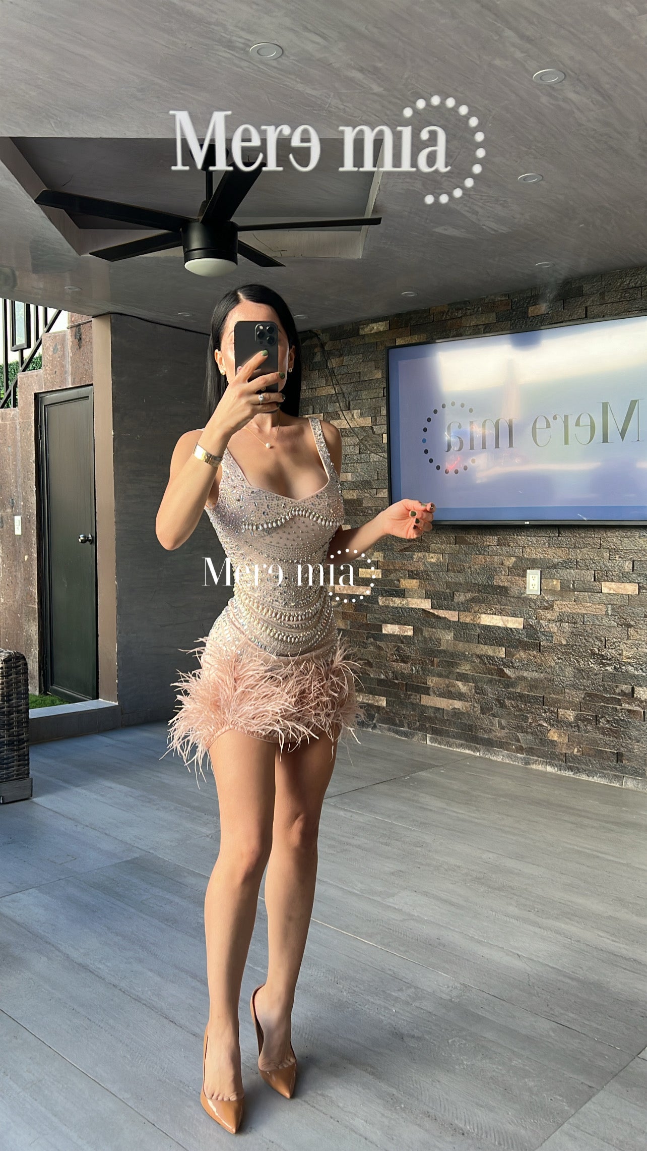 Vestido pedrería plumas corto