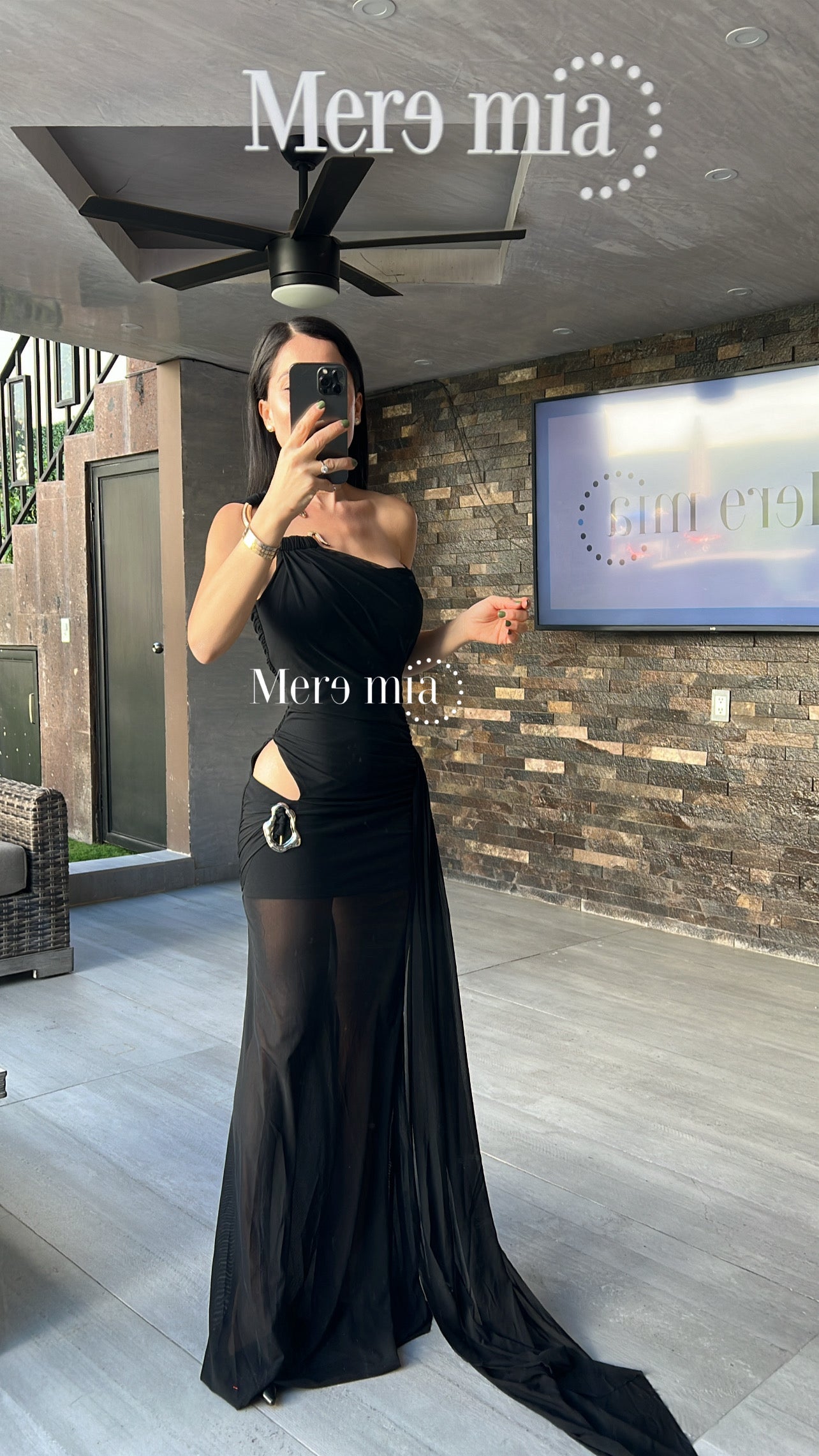 Vestido negro abert broche