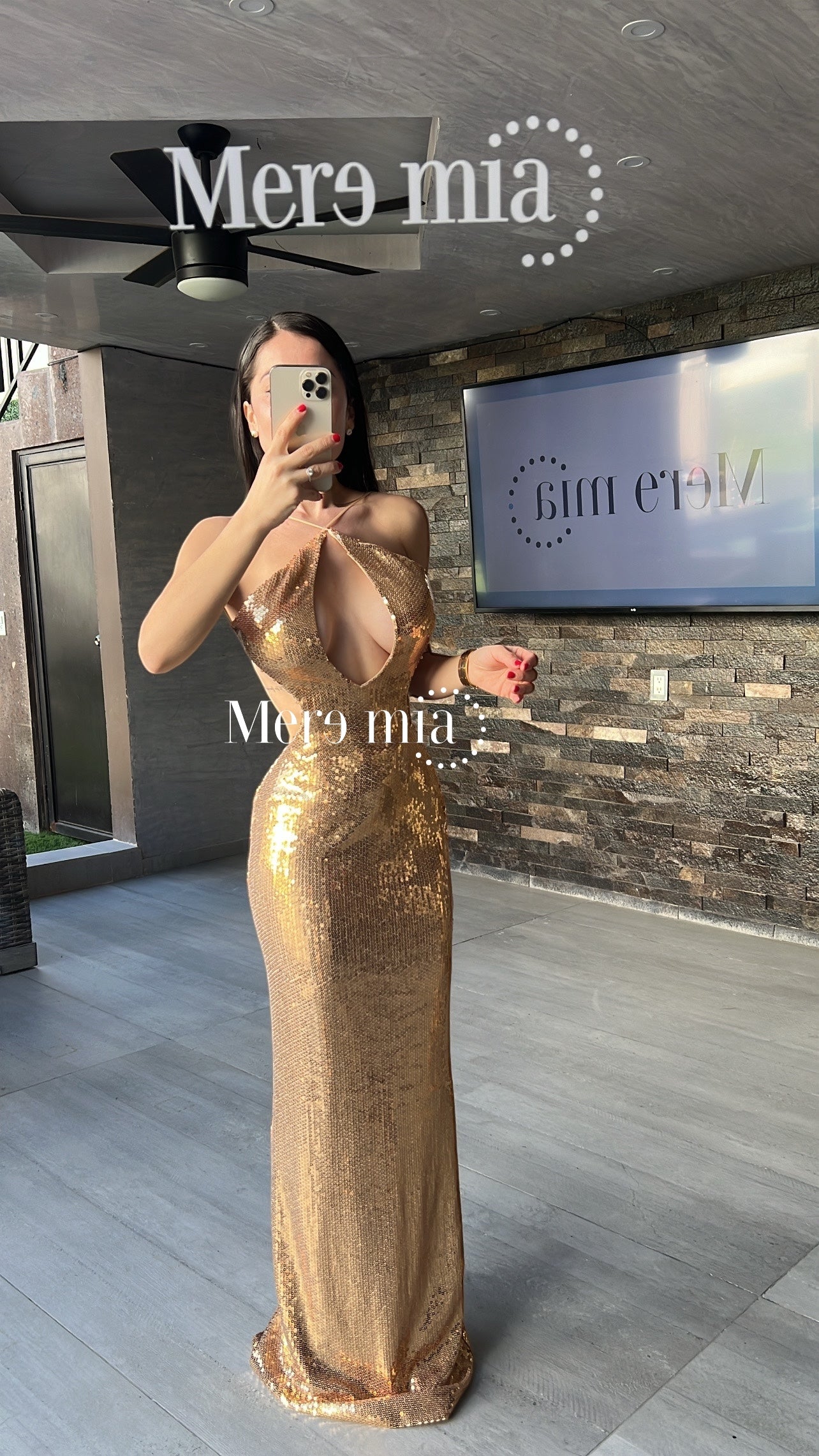 Vestido dorado abertura pecho