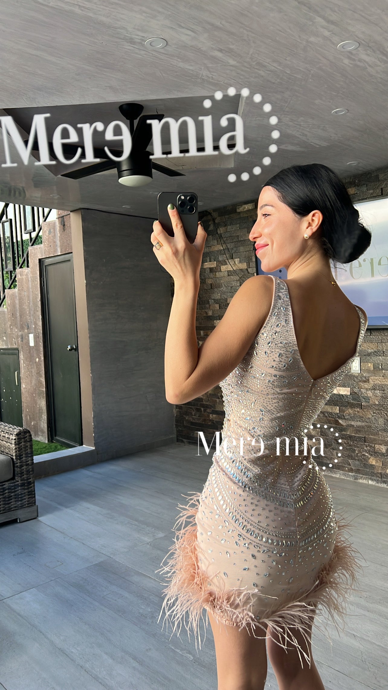 Vestido pedrería plumas corto