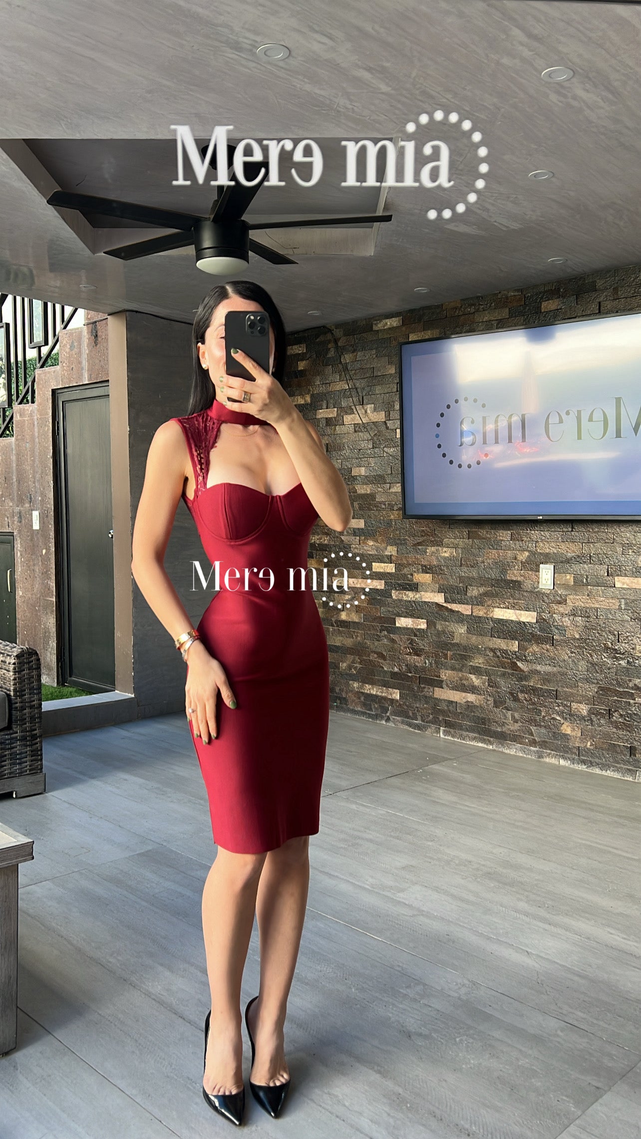 Vestido tinto cuello encaje