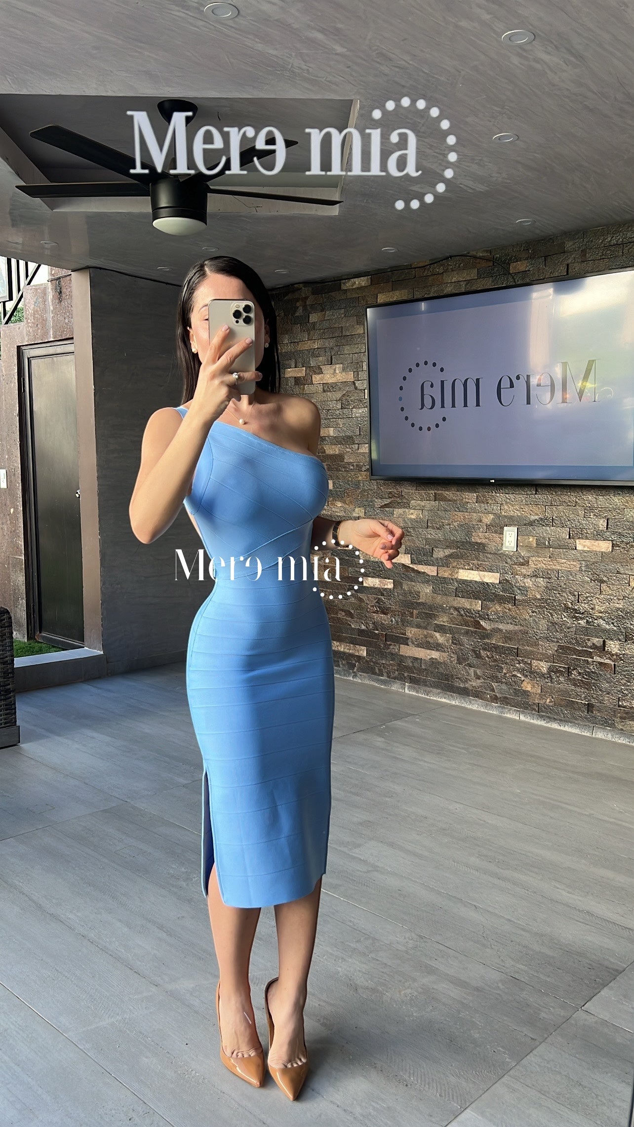 Vestido azul hombro rayado