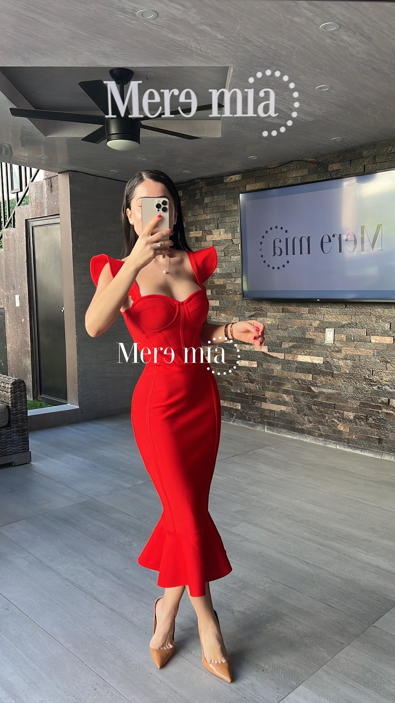 Vestido rojo olan abajo