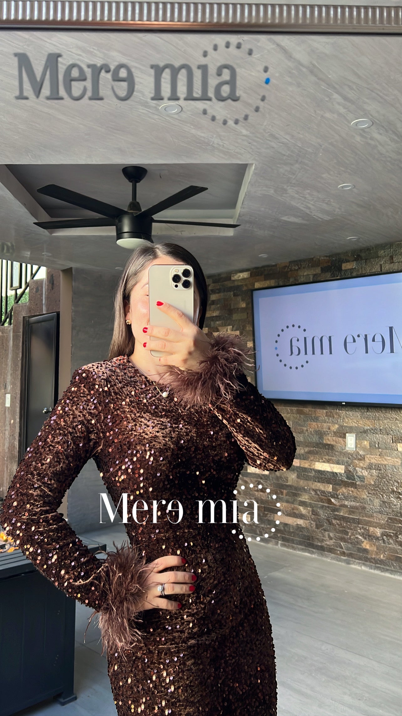 Vestido café lent plumas