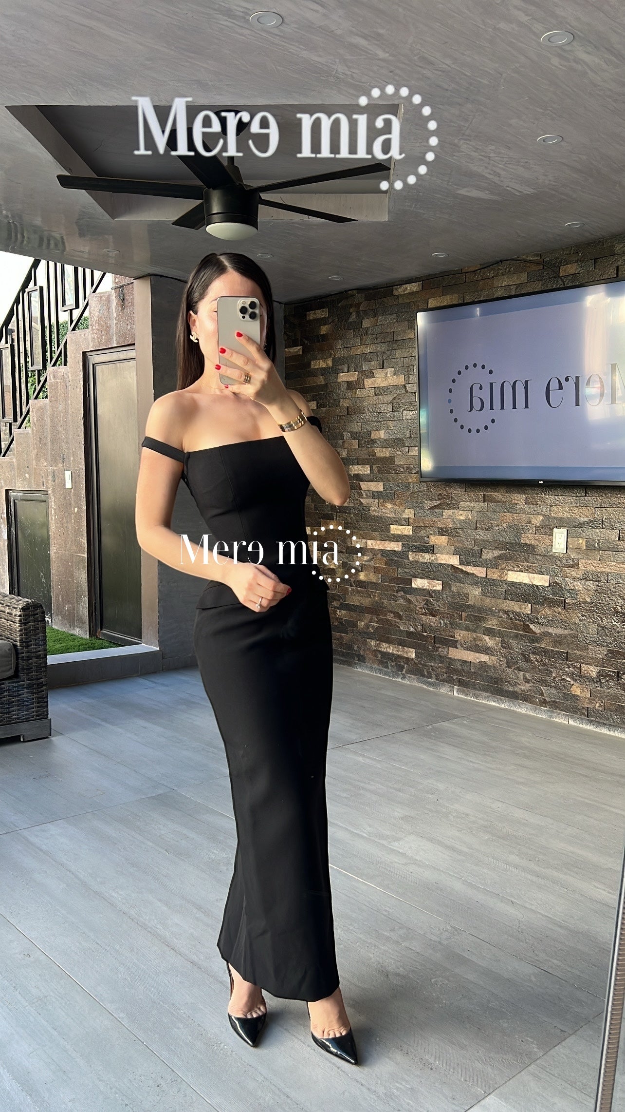 Vestido negro espalda perlas