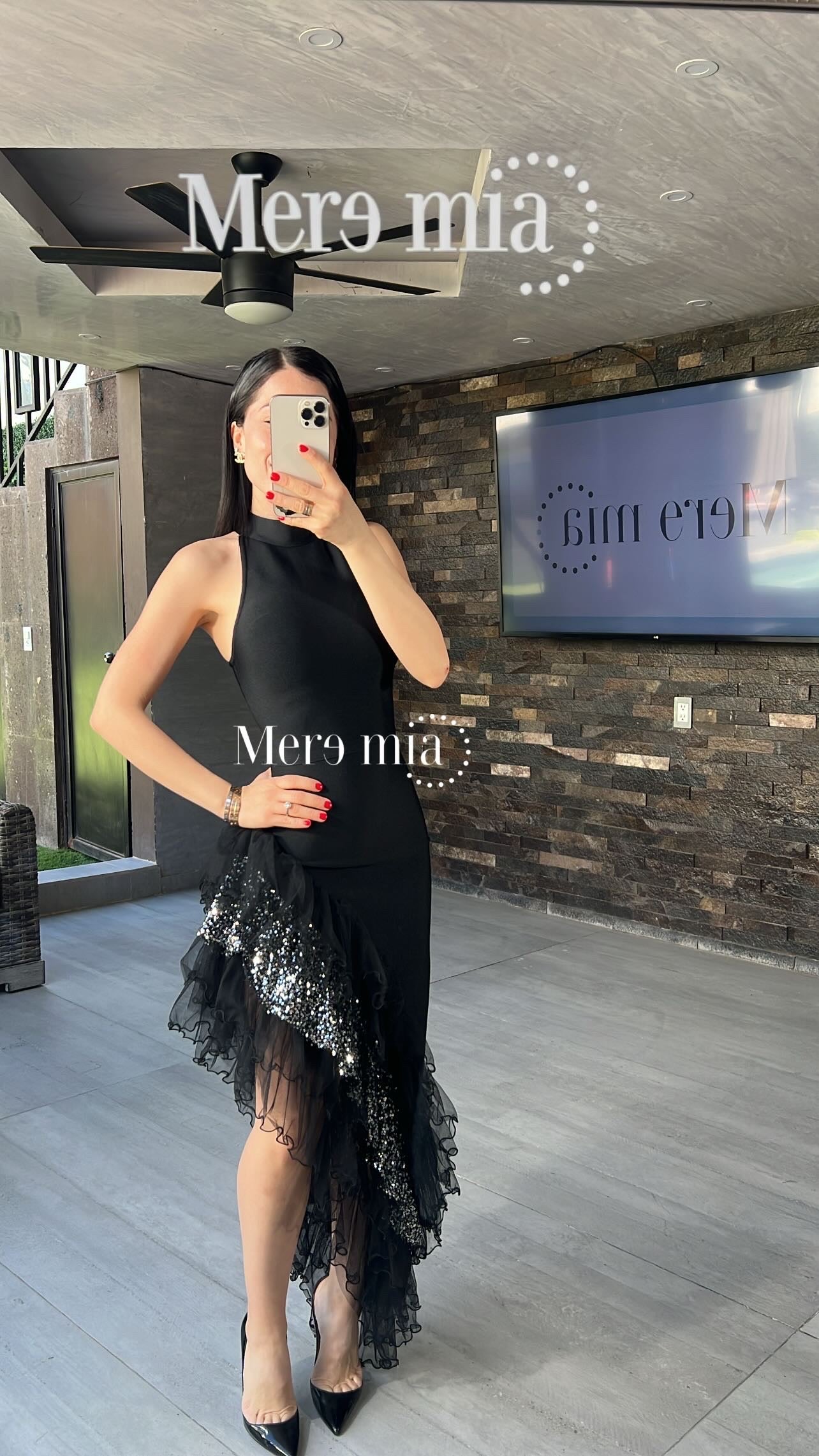 Vestido negro plumas asim