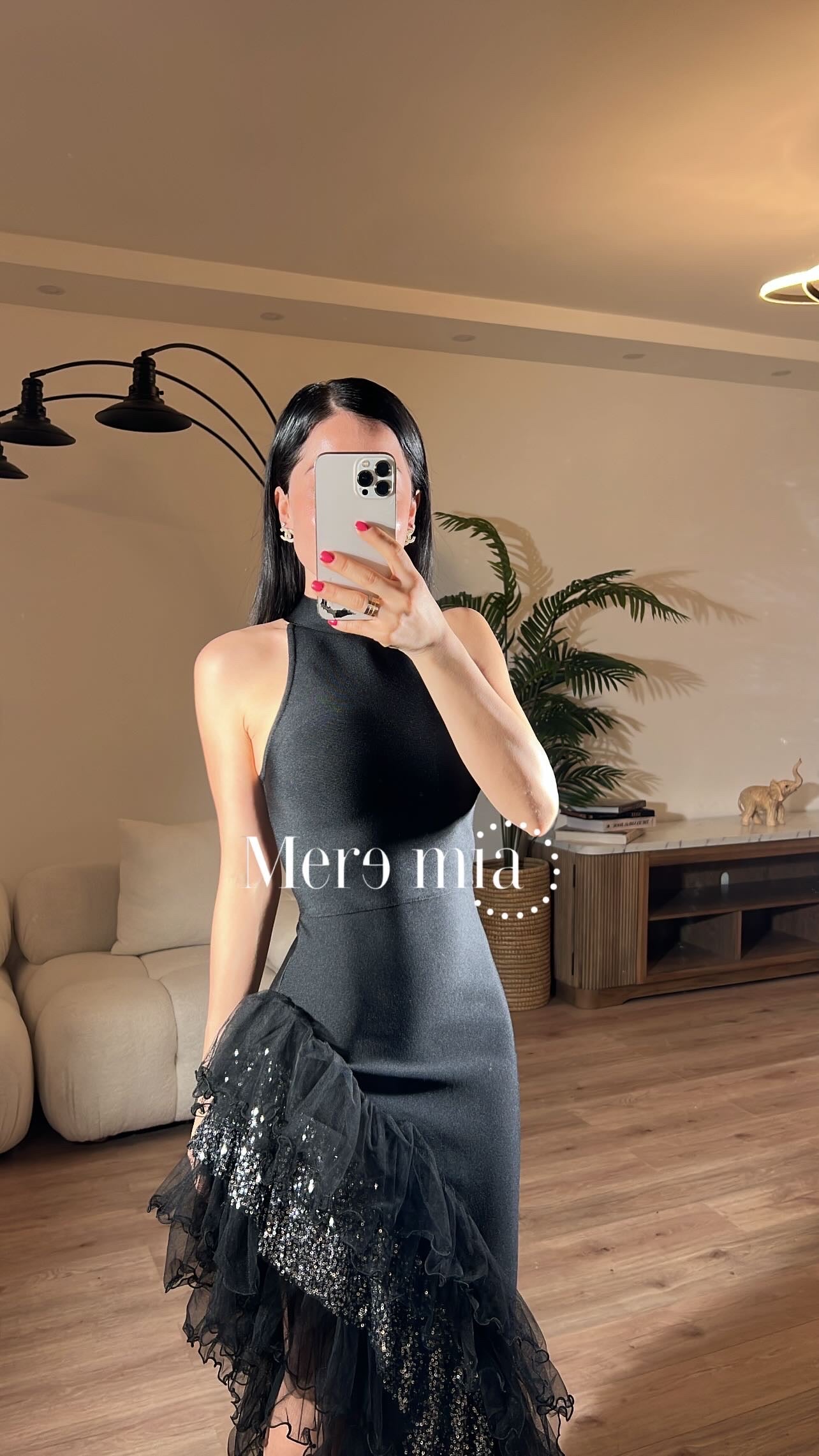 Vestido negro plumas asim