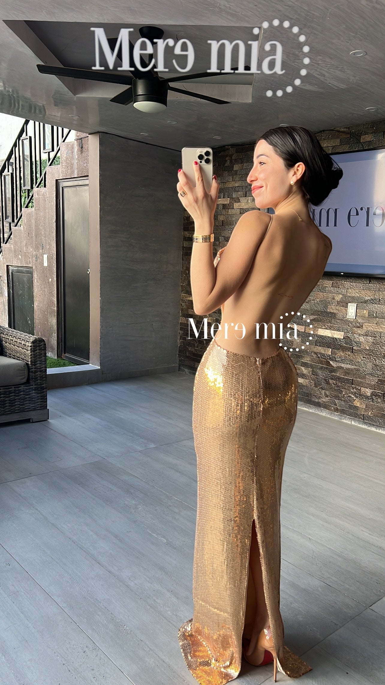 Vestido dorado abertura pecho