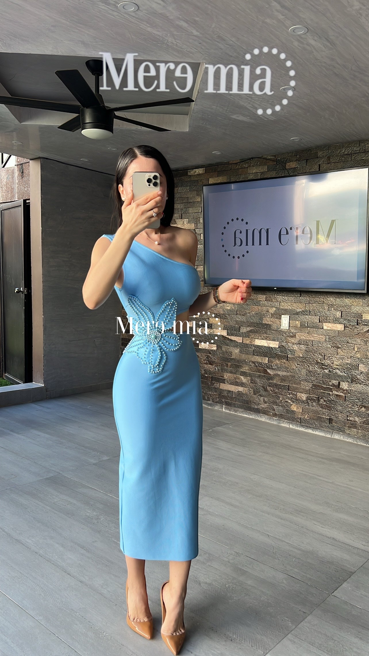 Vestido azul hombro flor