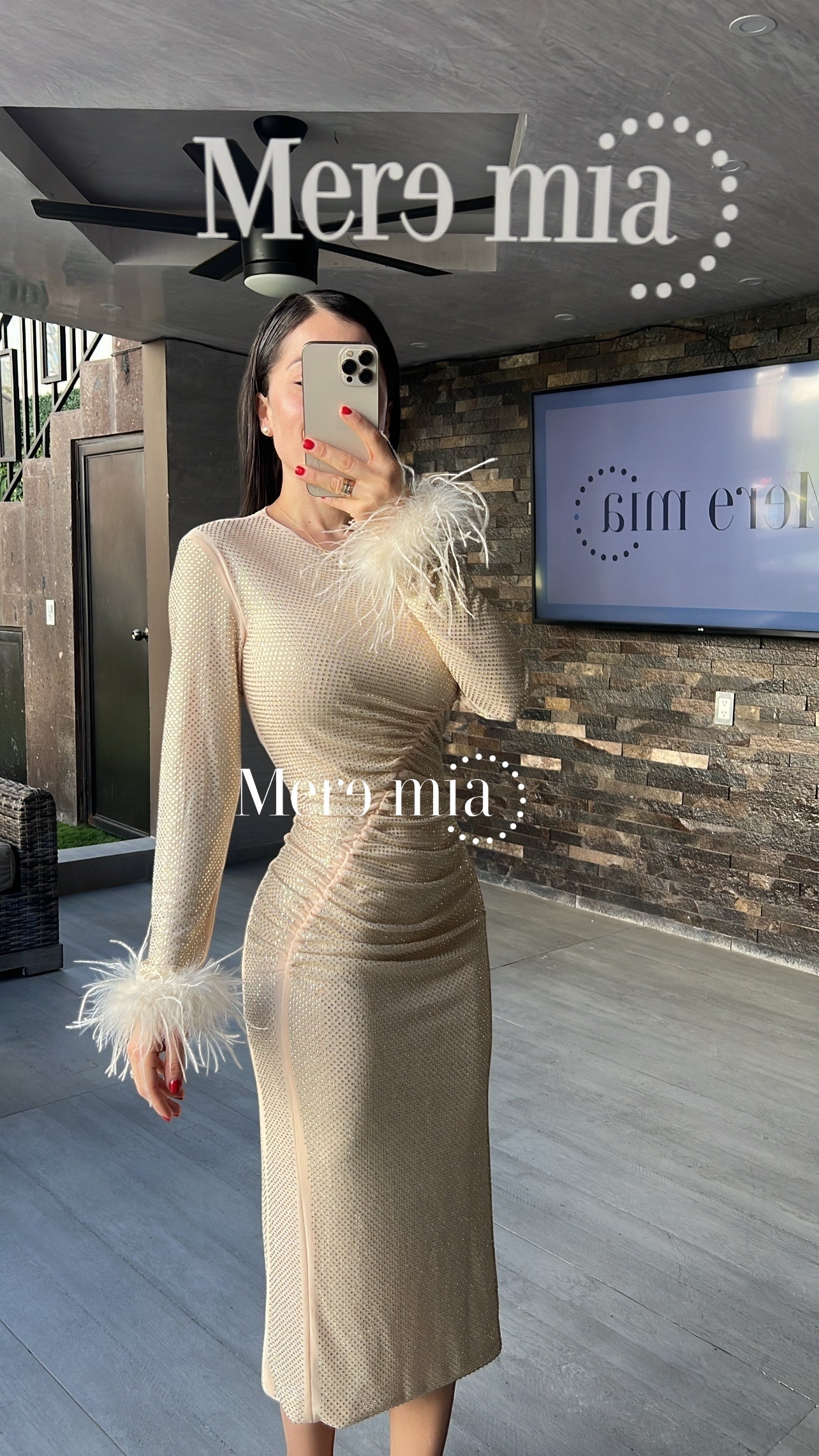 Vestido nude puntos plumas