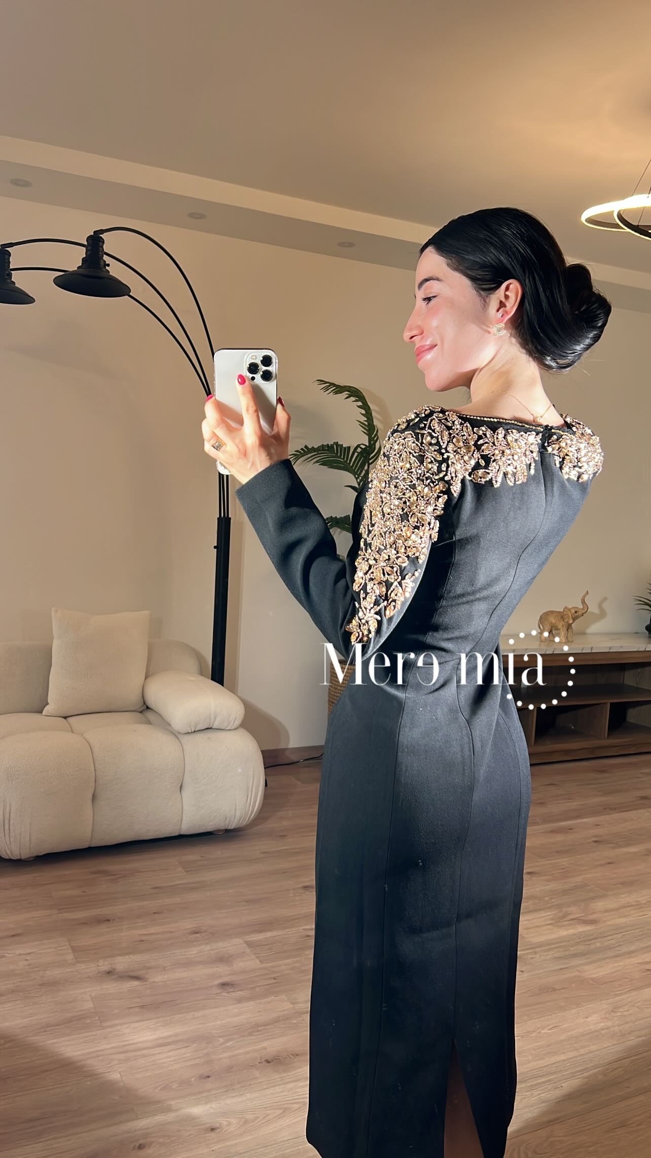 Vestido negro dorado hombros