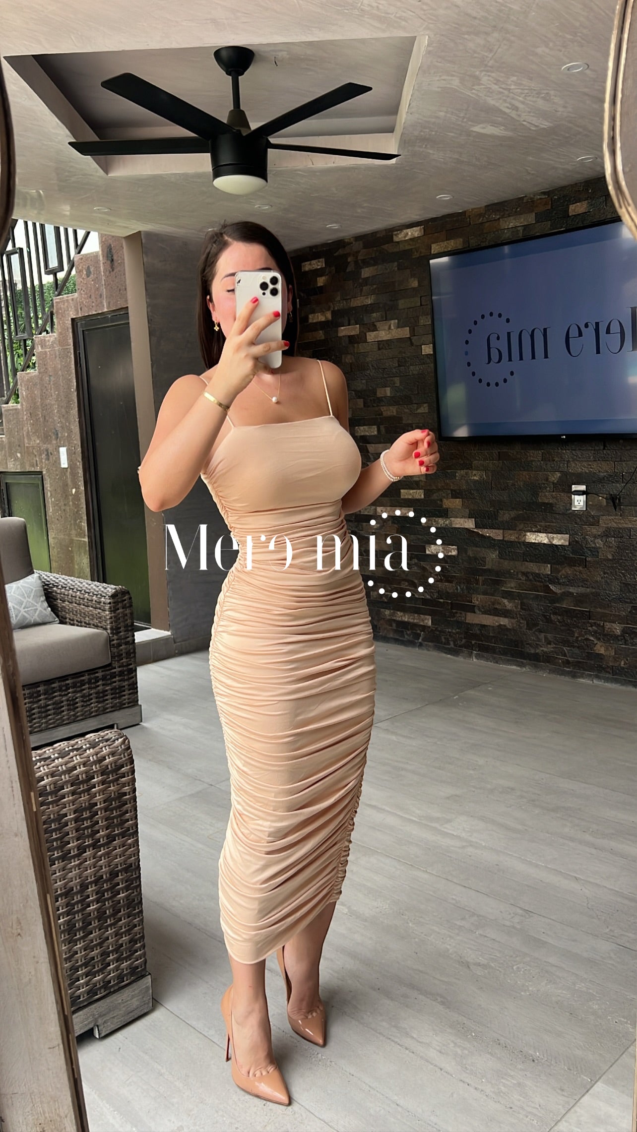 Vestido plisado beige